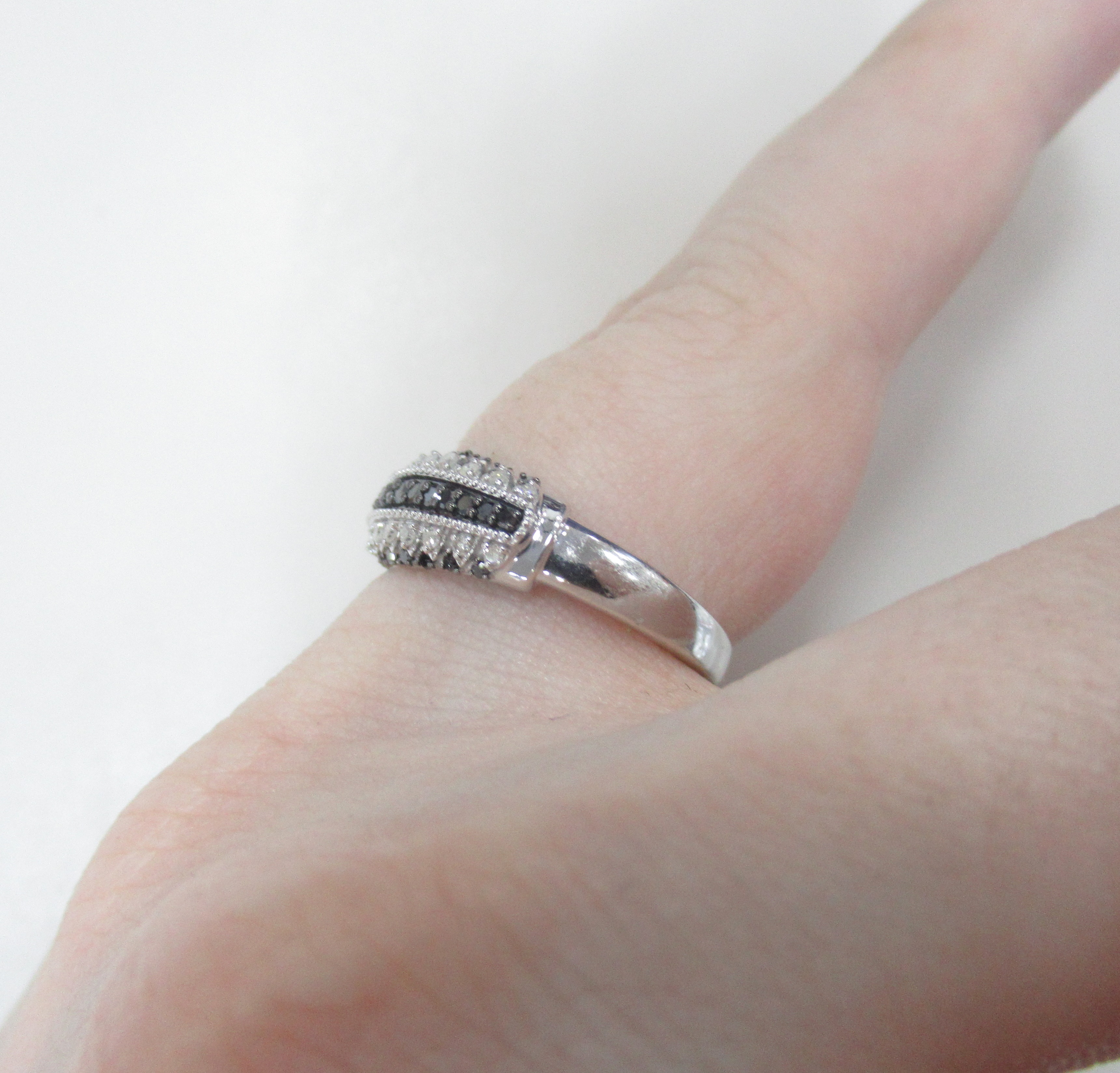 Серебряное кольцо с бриллиантами